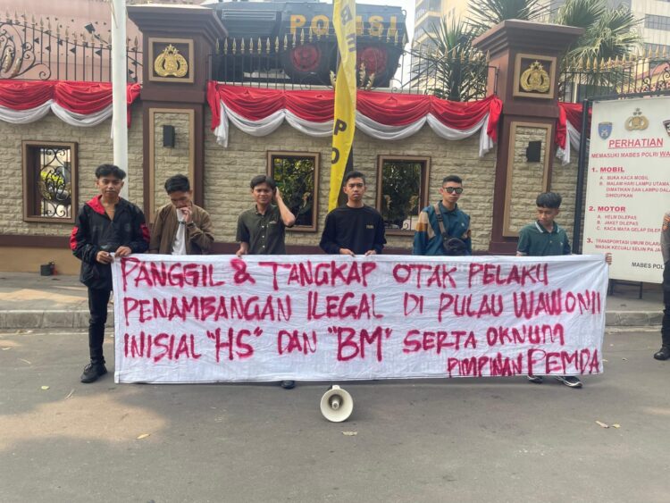 Mahasiswa saat aksi di Mabes Polri terkait dugaan penambangan ilegal PT GKP