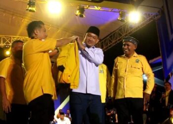 Sudirman saat disematkan almamater Golkar dipimpin langsung oleh Ketua AMPG Sultra, Satria Hadiwinanto Asiku