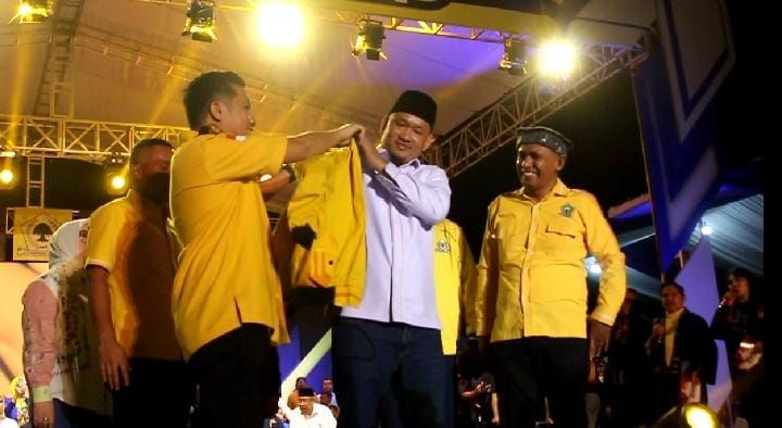 Sudirman saat disematkan almamater Golkar dipimpin langsung oleh Ketua AMPG Sultra, Satria Hadiwinanto Asiku