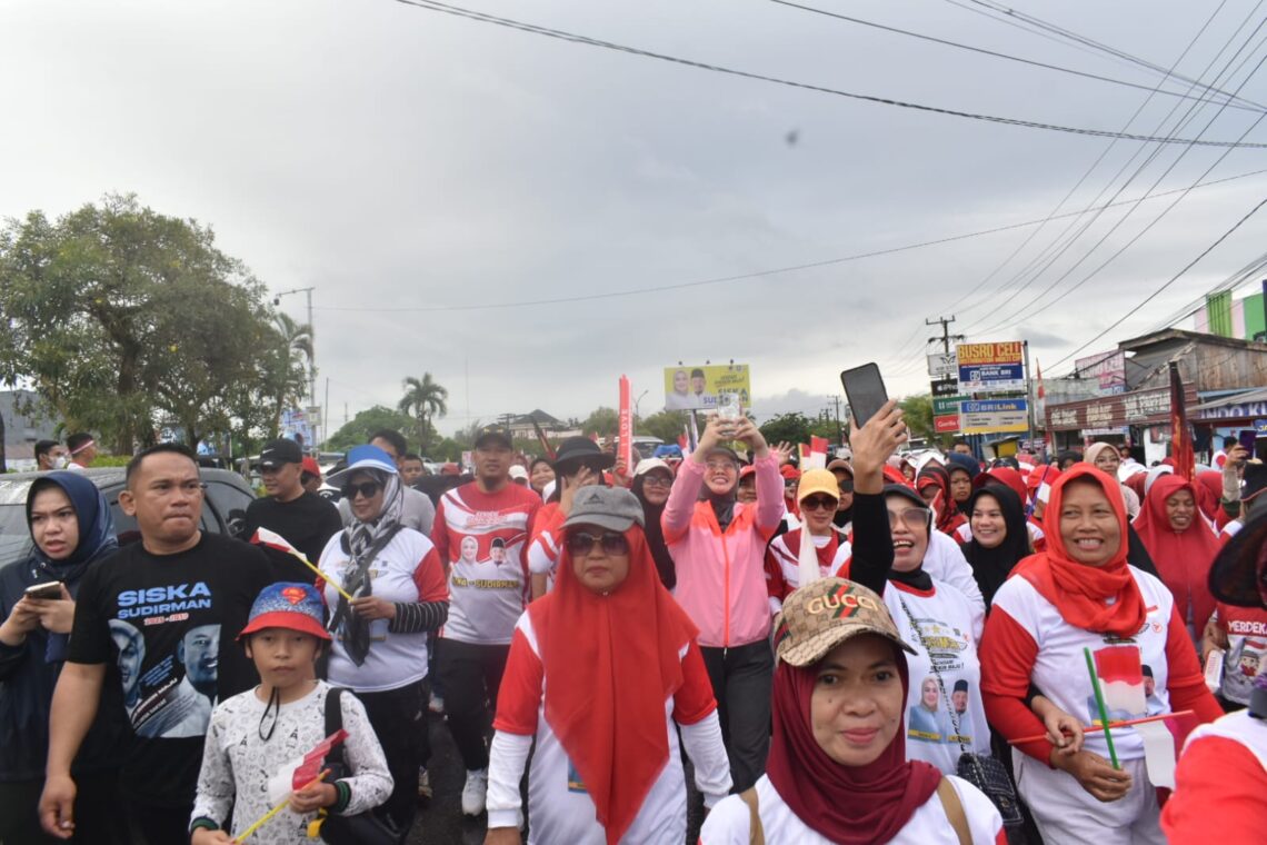 Siska-Sudirman saat bersama ribuan warga yang ikut jalan sehat