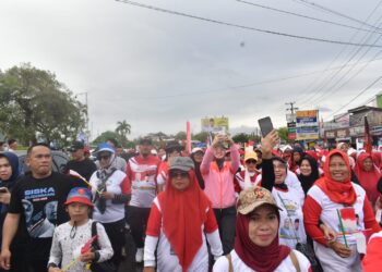 Siska-Sudirman saat bersama ribuan warga yang ikut jalan sehat