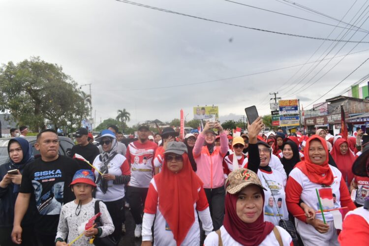 Siska-Sudirman saat bersama ribuan warga yang ikut jalan sehat