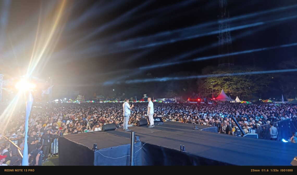 Deklarasi Dihadiri Puluhan Ribu Warga, Menjadi Bukti Magnet Politik ASR-Hugua Begitu Kuat 10 Lautan manusia padati deklarasi ASR-Hugua di Lapangan Benu-Benua, Kendari