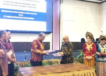 Penandatanganan kerjasama PT Perumda Utama Sultra dengan Project Director PT Medco Infrastruktur Indonesia di salah satu Hotel Kendari