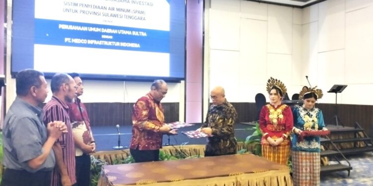 Penandatanganan kerjasama PT Perumda Utama Sultra dengan Project Director PT Medco Infrastruktur Indonesia di salah satu Hotel Kendari