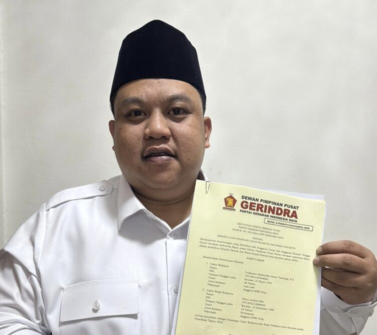 Yudhianto Mahardika Anton Timbang saat menunjukkan B1KWK Partai Gerindra