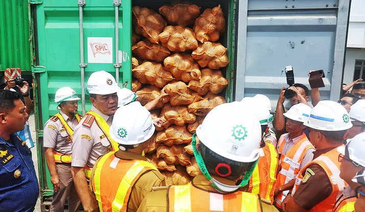 Sejumlah kelapa bulat yang sementara di masukan kedala kontainer dan siap untuk di ekspor ke Tiongkok