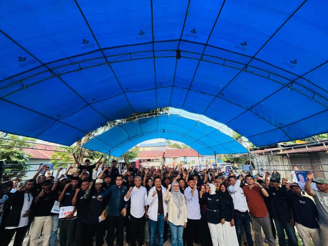 Siska-Sudirman saat bersama ratusan tim pemenangan di Kecamatan Kendari