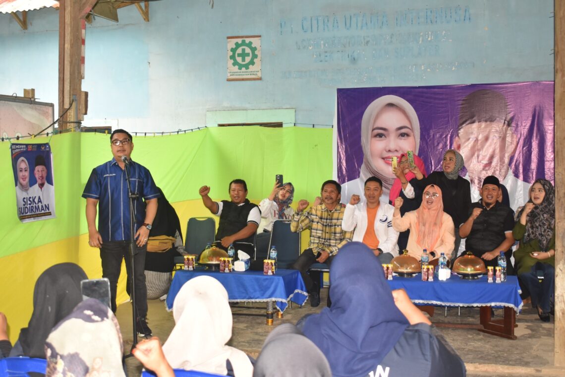 Arwin saat memberikan sambutan pada acara pengukuhan relawan Siska-Sudirman di Kecamatan Wua-wua