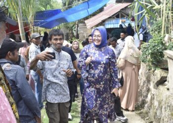 Siska saat bersilaturahmi dengan Tokoh Masyarakat Muna di Kecamatan Kadia