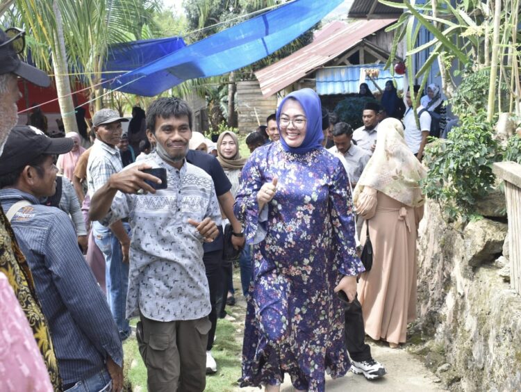 Siska saat bersilaturahmi dengan Tokoh Masyarakat Muna di Kecamatan Kadia