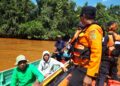 Tim SAR saat mengevakuasi warga yang diterkam buaya