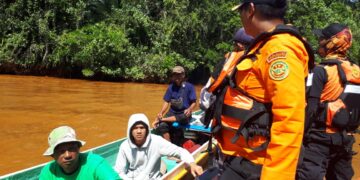 Tim SAR saat mengevakuasi warga yang diterkam buaya