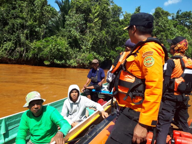 Tim SAR saat mengevakuasi warga yang diterkam buaya