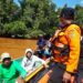 Tim SAR saat mengevakuasi warga yang diterkam buaya