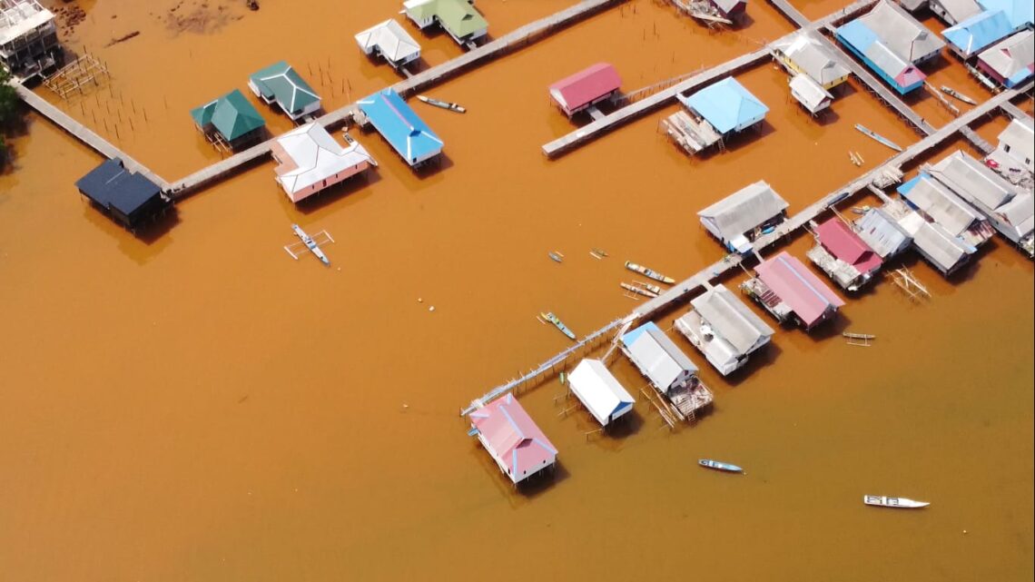 AHB dan TMS Diduga Langgar UU Pengelolaan Wilayah Pesisir dan Pulau Kecil di Kabaena 10 Kondisi laut dan pemukiman warga yang tercemar akibat aktivitas pertambanganan di Kabaena
