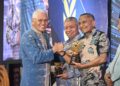 Kakanwil Kemenkumham Sultra saat menerima award