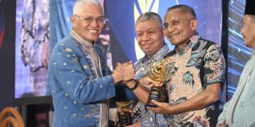 Kakanwil Kemenkumham Sultra saat menerima award