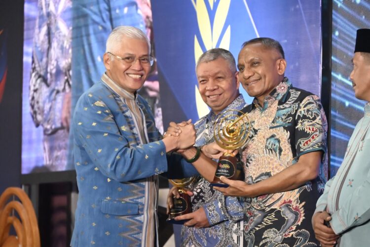 Kakanwil Kemenkumham Sultra saat menerima award