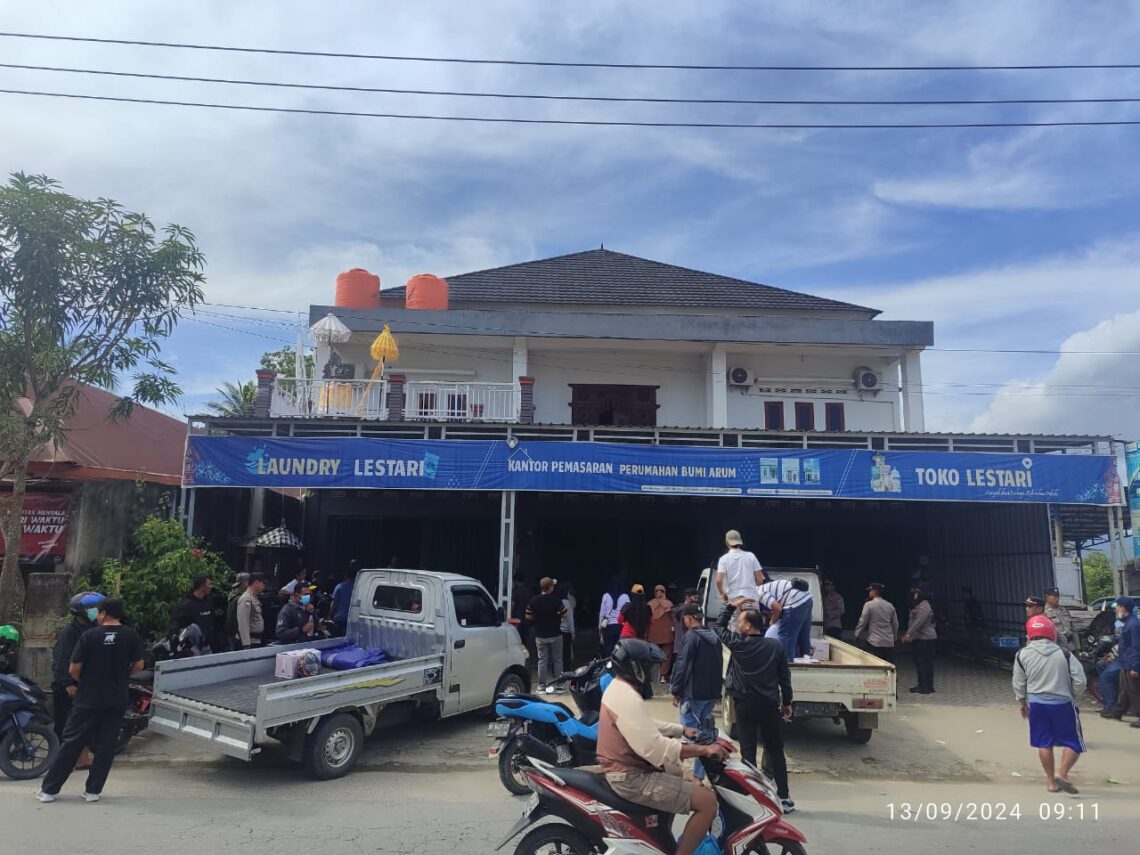 Masih Bersengketa, 56 Warga Perumahan Bumi Arum Mogok Bayar Cicilan 10 Warga saat demo di Kantor Perumahan Bumi Arum