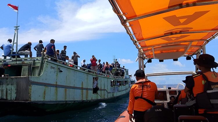 KM Nur Rezki serta penumpang saat dievakuasi