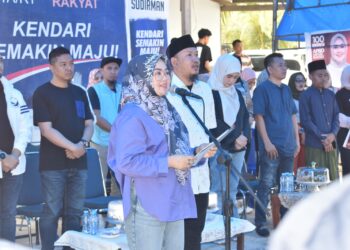 Siska-Sudirman saat melantik tim pemenangan di Kecamatan Mandonga