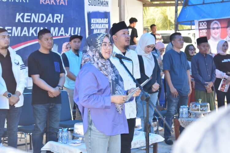 Siska-Sudirman saat melantik tim pemenangan di Kecamatan Mandonga