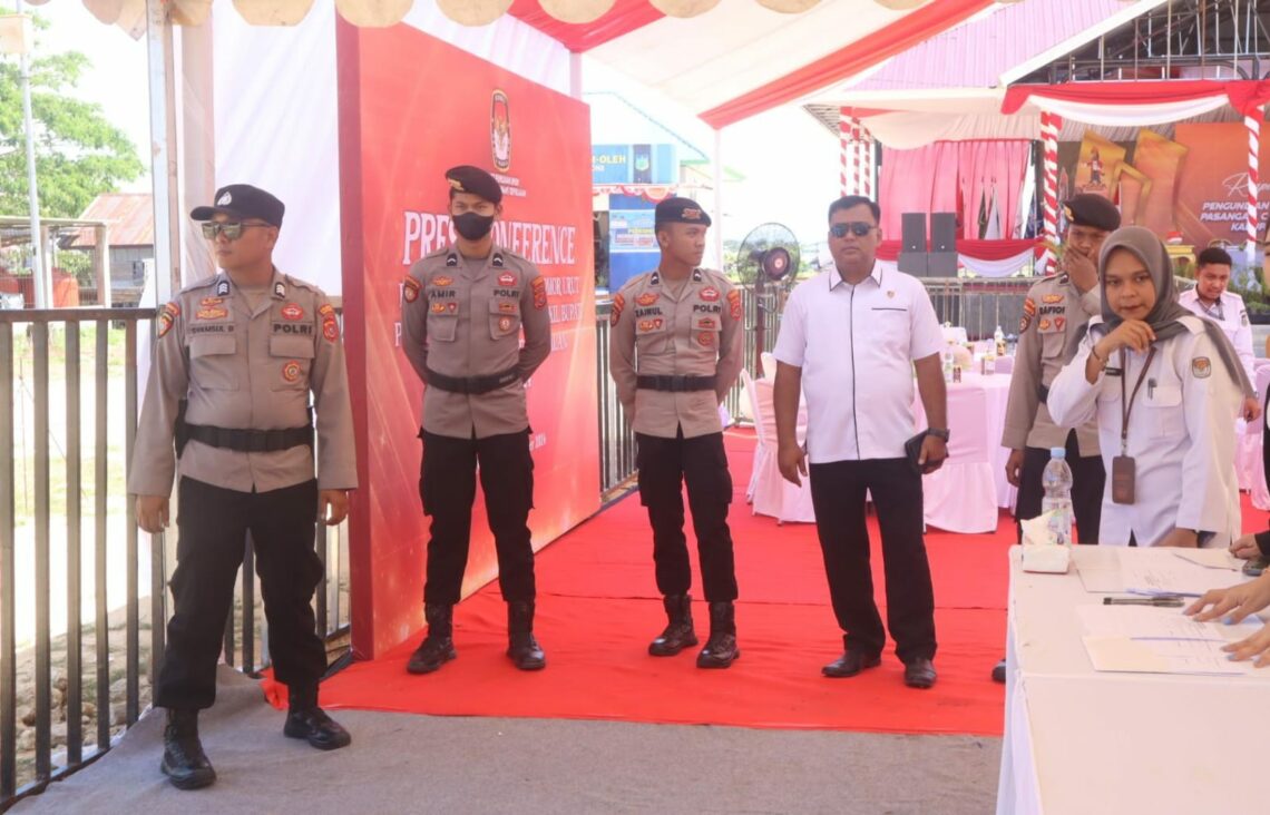 Polresta Kendari Amankan Pengundian Nomor Urut Paslon di Kabupaten Konkep 10 Personel Polresta Kendari saat mengamankan pencabutan nomor urut Paslon