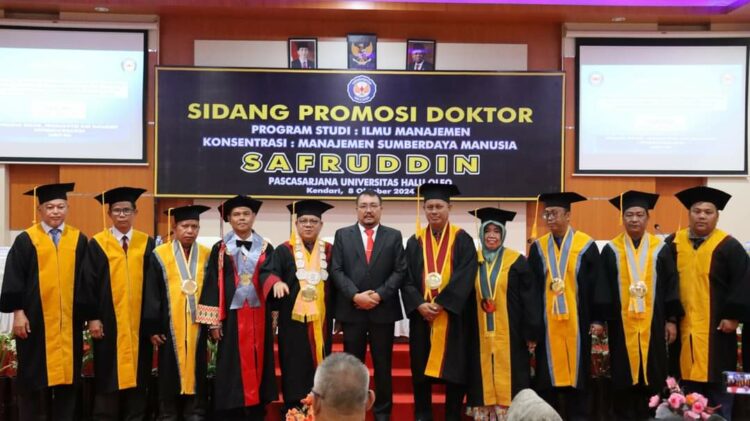 Sekda Konut, Safruddin, S.Pd., M.Pd saat mengikuti ujian promosi Doktor