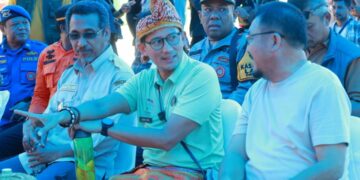 Pjs Bupati Konut saat mendampingi kunjungan Menparekraf di Desa Wisata Pulau Labengki