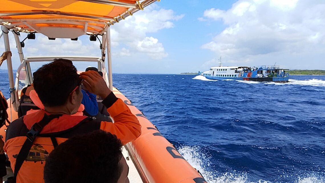 KM Express Natuna Terbakar di Perairan Lasalimu, Diduga Karena Puntung Rokok 10 Tim SAR saat mendampingi KM Express Natuna menuju Pelabuhan Wanci