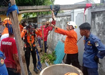 KPP Kendari saat melakukan evakuasi pria terjebak dalam sumur