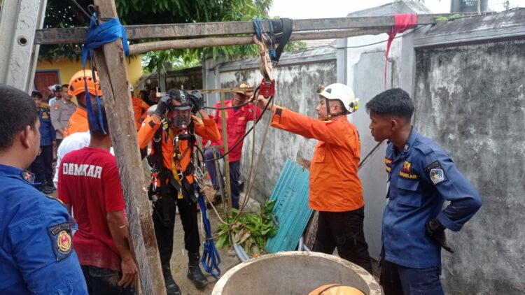 KPP Kendari saat melakukan evakuasi pria terjebak dalam sumur