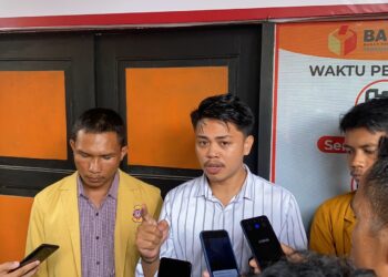 Korpus BEM se-Sultra, Ashabul Akram saat melaporkan Cagub nomor urut 2 ke Bawaslu