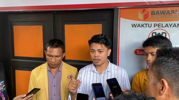 Korpus BEM se-Sultra, Ashabul Akram saat melaporkan Cagub nomor urut 2 ke Bawaslu