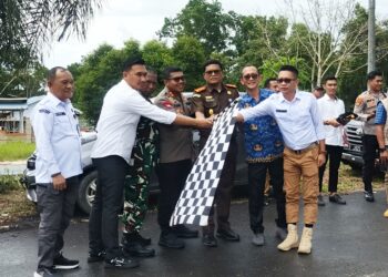 KPU Konsel saat menerima bendera Kirab Pilkada