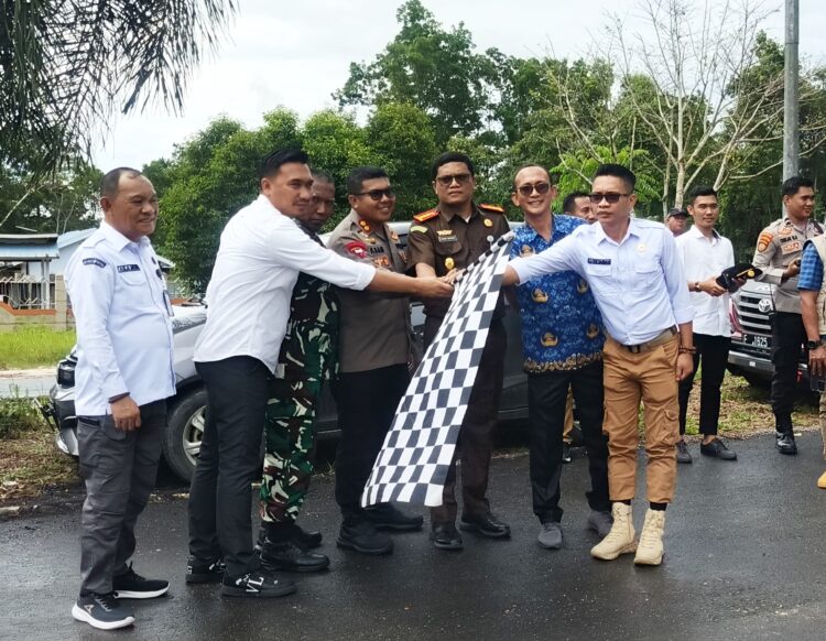 KPU Konsel saat menerima bendera Kirab Pilkada