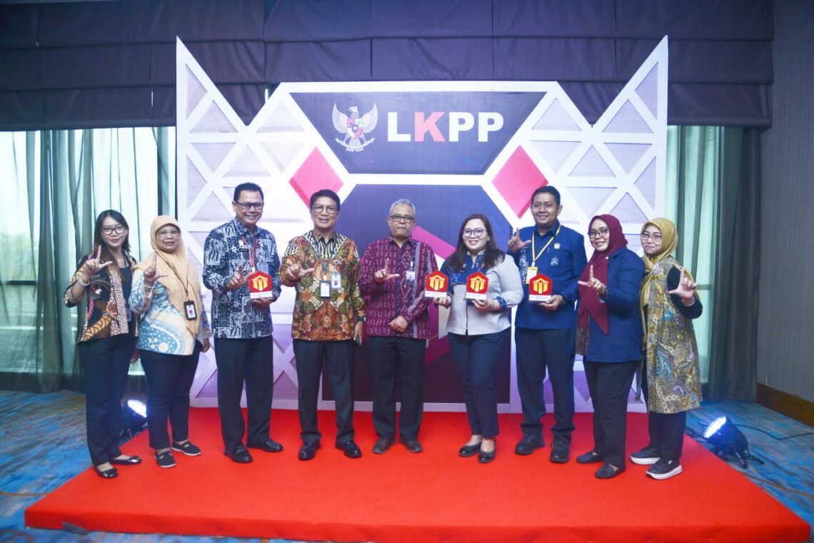 Kemenkumham saat borong penghargaan dari LKPP