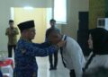 Bupati Konsel, H. Surunuddin Dangga saat mengalungkan atribut kepada peserta orientasi P3K