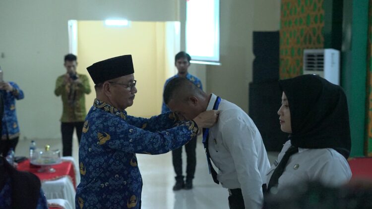 Bupati Konsel, H. Surunuddin Dangga saat mengalungkan atribut kepada peserta orientasi P3K