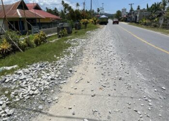 Kerikil berhamburan di Desa Moramo akibat aktivitas perusahaan