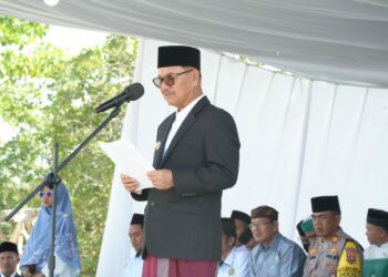 Bupati Konsel, Surunuddin saat memimpin apel peringatan Hari Santri