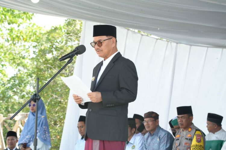 Bupati Konsel, Surunuddin saat memimpin apel peringatan Hari Santri