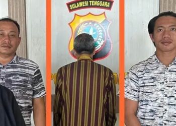 Kepala SMKN 2 Kendari saat ditahan Polresta sleanjutnya akan diserahkan ke Kejari