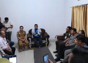 Kejari dan Polres Konsel saat melakukan upaya mediasi kasus Supriyani