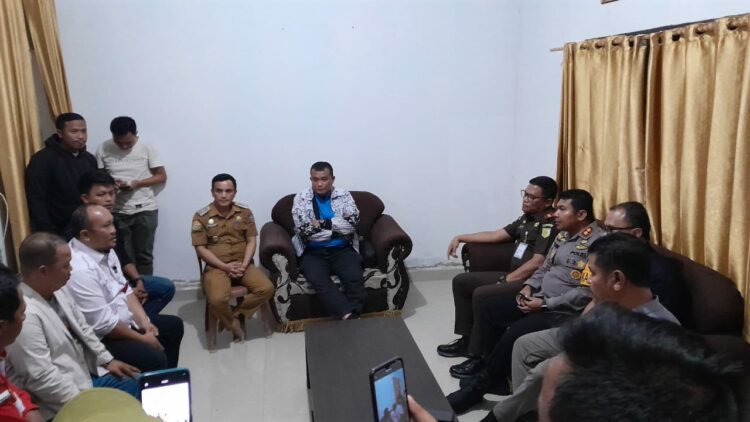 Kejari dan Polres Konsel saat melakukan upaya mediasi kasus Supriyani