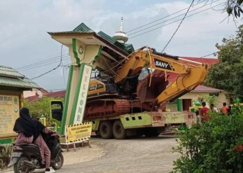 Trunck Tronton saat menabrak pintu gerbang