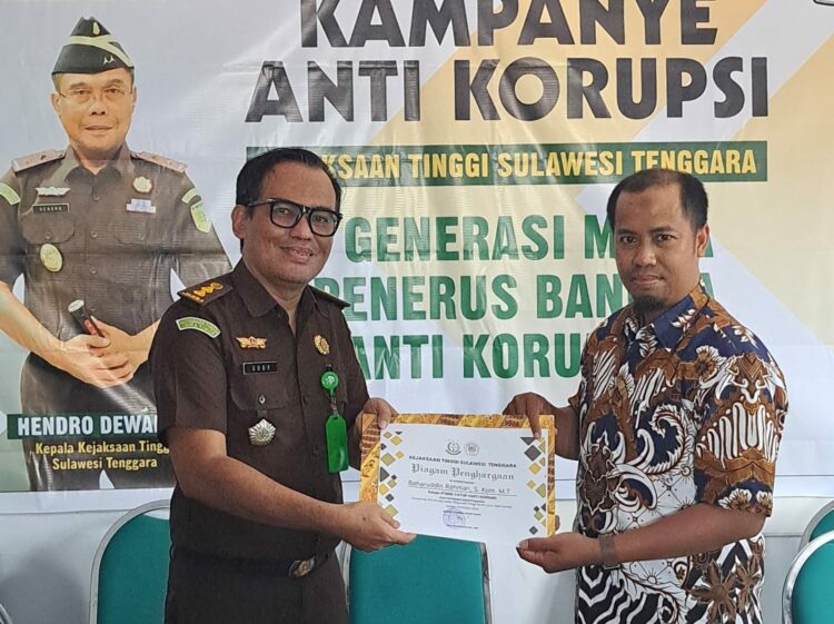 penyerahan cinderamata Tim Penkum Kejati Sultra kepada Ketua STIMIK CS