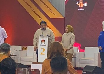 Yudhi-Nirna saat memaparkan 7 program menyala pada debat perdana Pilwali Kendari