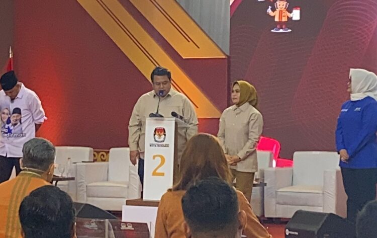 Yudhi-Nirna saat memaparkan 7 program menyala pada debat perdana Pilwali Kendari